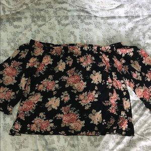 Off-the-shoulder shirt with half-length sleeves